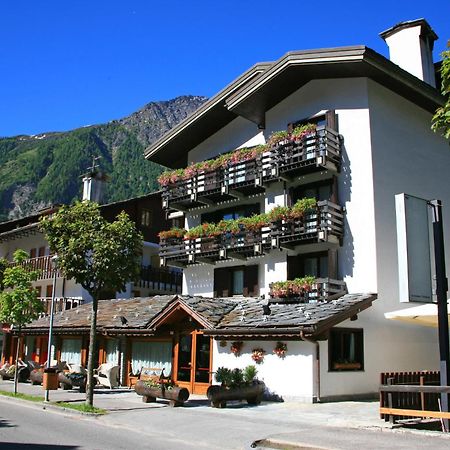 Hotel Les Jumeaux กูร์มาเยอร์ ภายนอก รูปภาพ