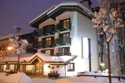 Hotel Les Jumeaux กูร์มาเยอร์ ภายนอก รูปภาพ
