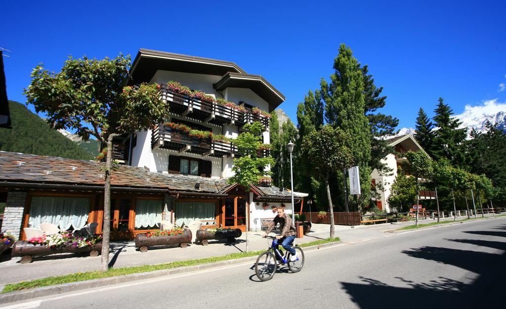 Hotel Les Jumeaux กูร์มาเยอร์ ภายนอก รูปภาพ