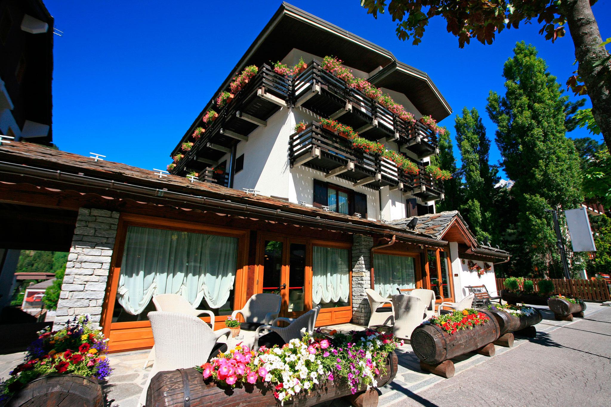 Hotel Les Jumeaux กูร์มาเยอร์ ภายนอก รูปภาพ