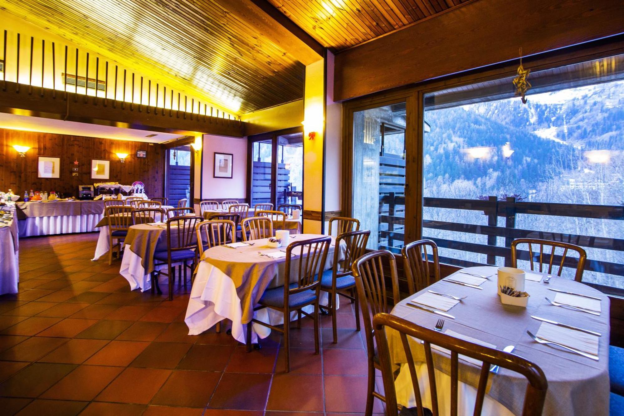 Hotel Les Jumeaux กูร์มาเยอร์ ภายนอก รูปภาพ
