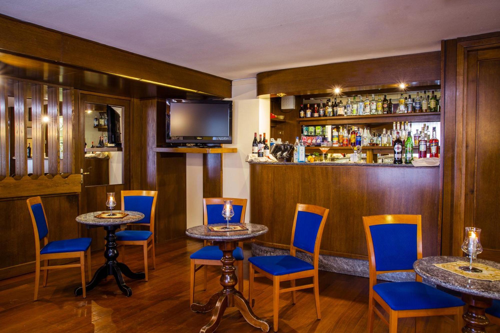 Hotel Les Jumeaux กูร์มาเยอร์ ภายนอก รูปภาพ