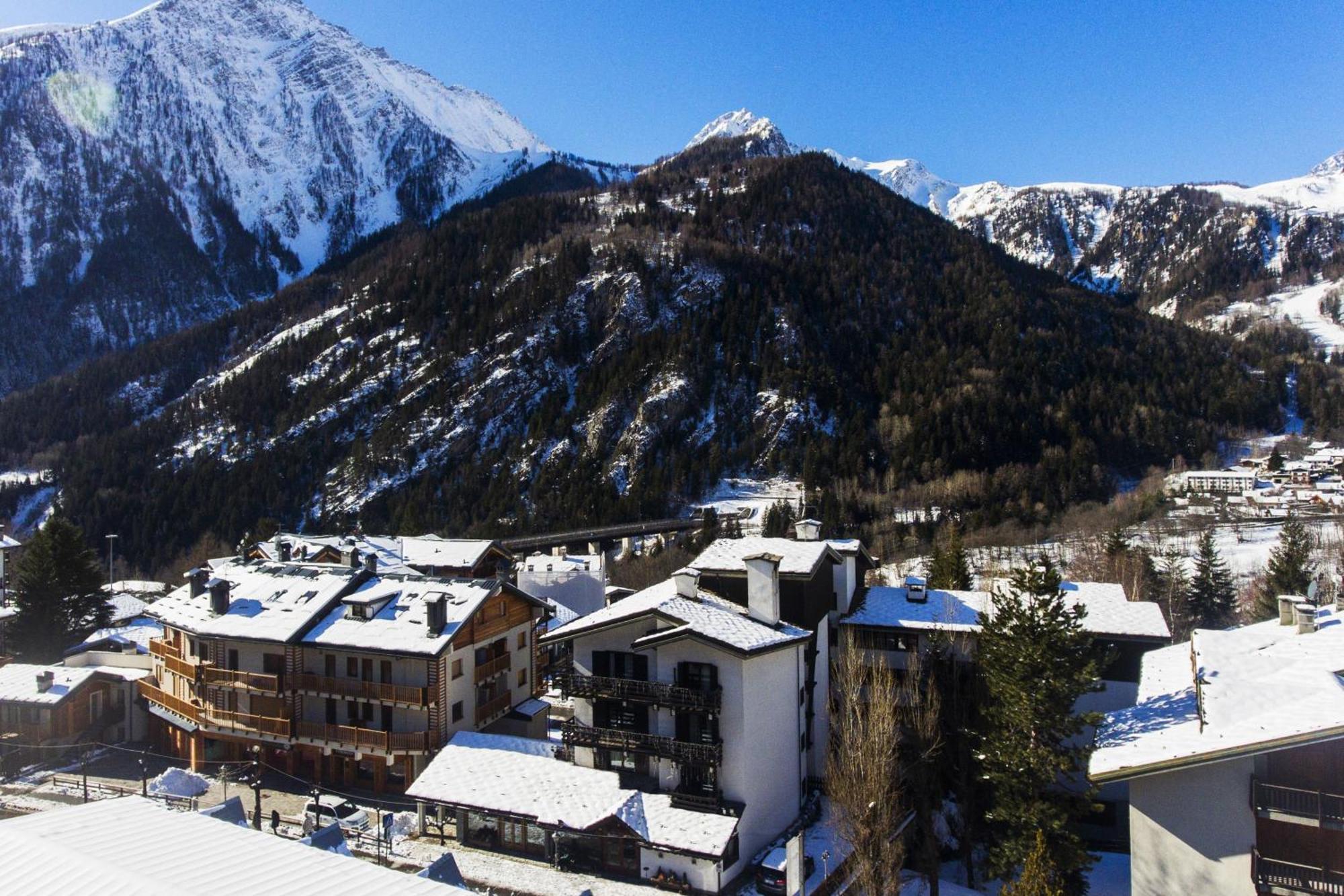 Hotel Les Jumeaux กูร์มาเยอร์ ภายนอก รูปภาพ