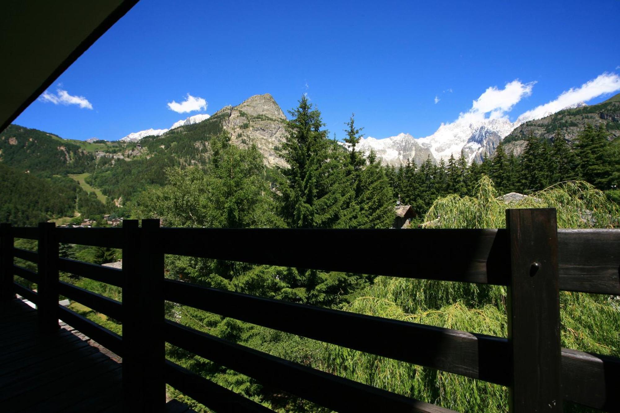 Hotel Les Jumeaux กูร์มาเยอร์ ภายนอก รูปภาพ