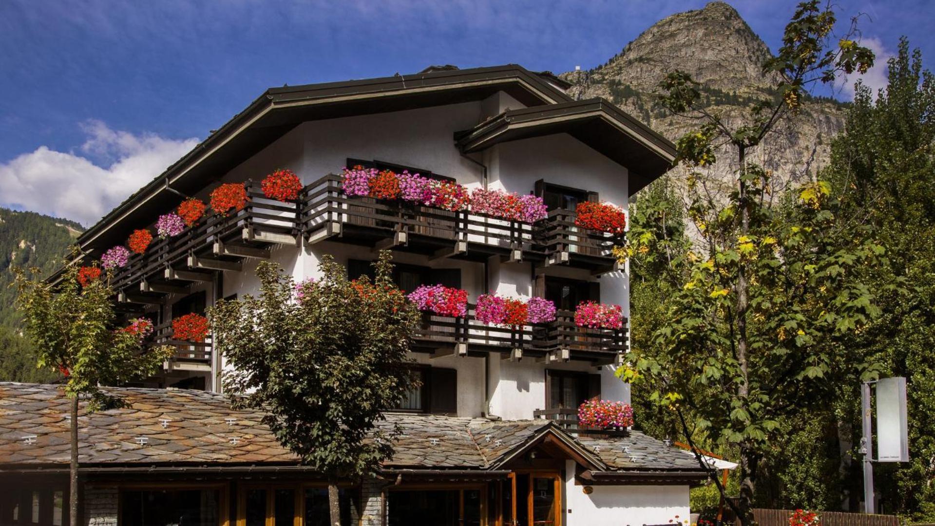 Hotel Les Jumeaux กูร์มาเยอร์ ภายนอก รูปภาพ