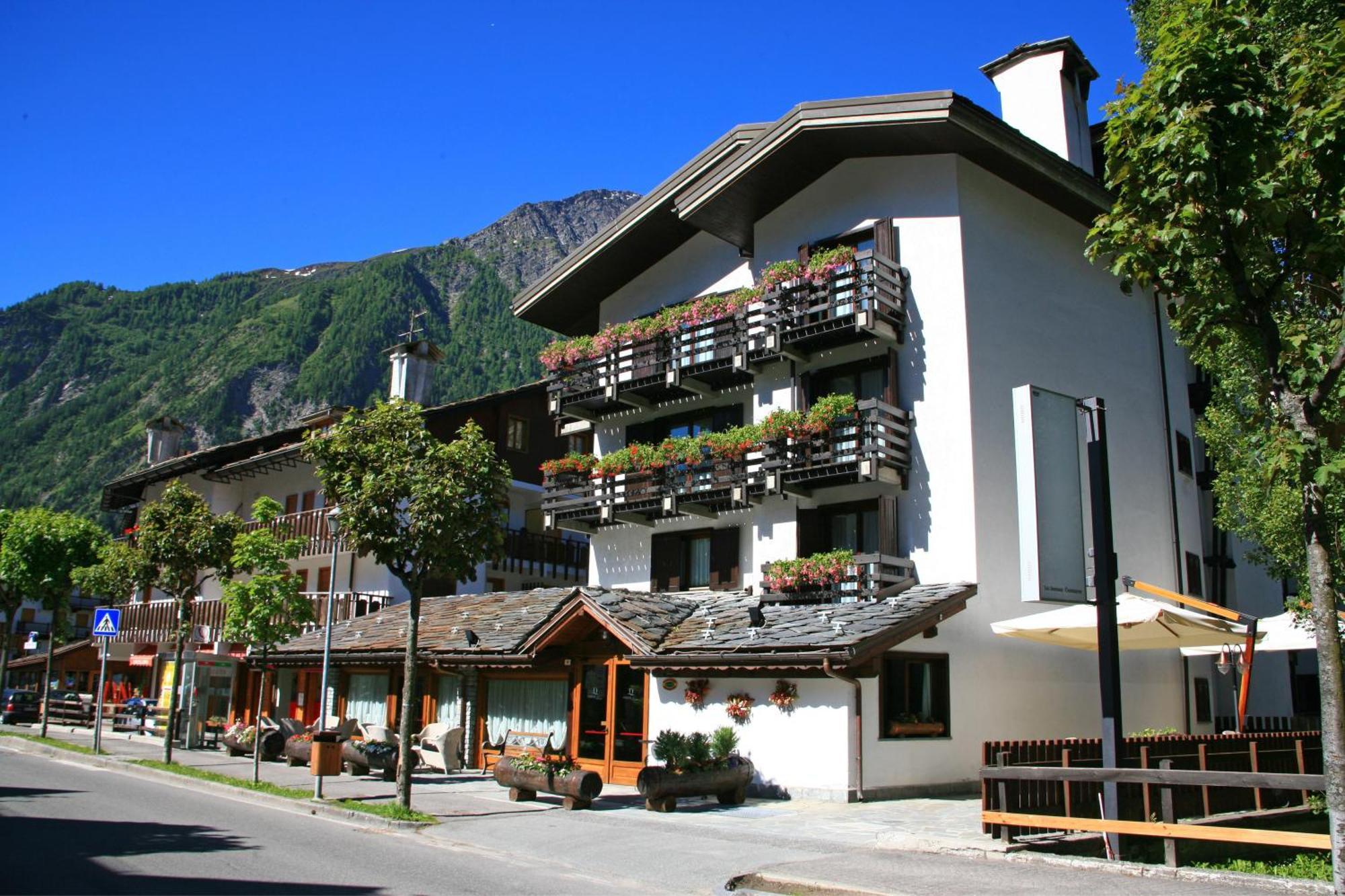 Hotel Les Jumeaux กูร์มาเยอร์ ภายนอก รูปภาพ