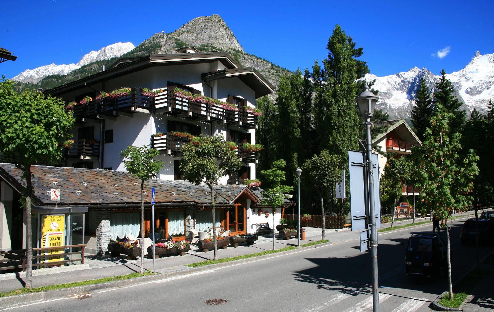 Hotel Les Jumeaux กูร์มาเยอร์ ภายนอก รูปภาพ