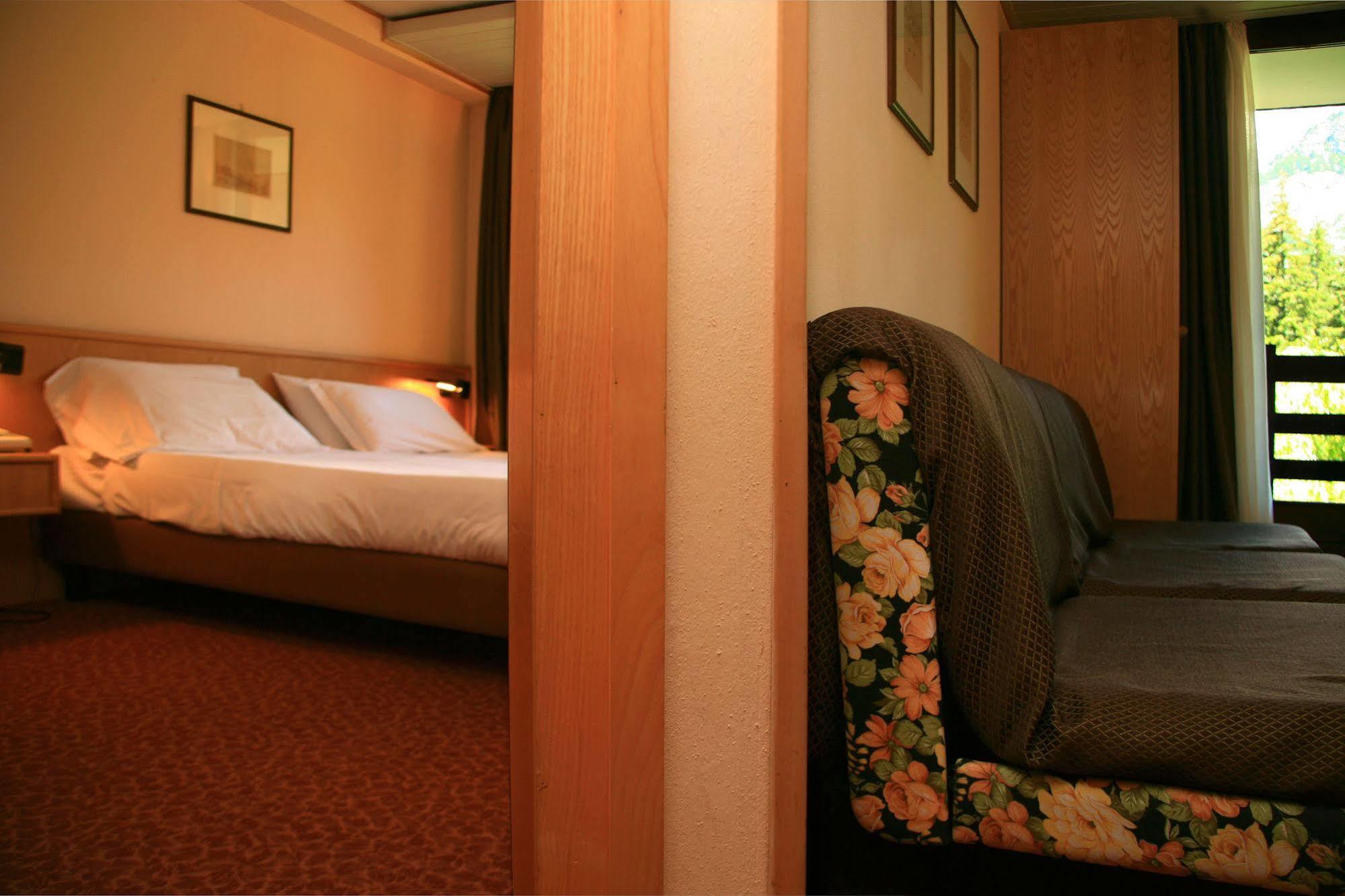 Hotel Les Jumeaux กูร์มาเยอร์ ภายนอก รูปภาพ